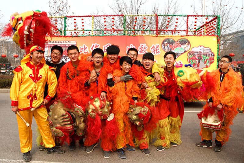 外场氛围：舞狮、锣鼓、军乐队、腰鼓等(图2)