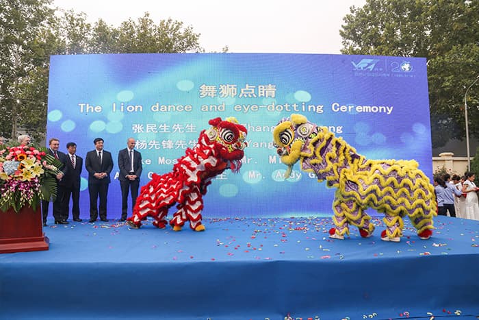 外场氛围：舞狮、锣鼓、军乐队、腰鼓等(图1)